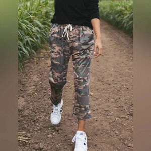 Amaryllis camo loose fit pants